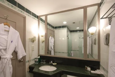 Chambre Premier Twin Hollywood avec vue sur la ville et accès au Club Lounge — Sunway Hotel Hanoi